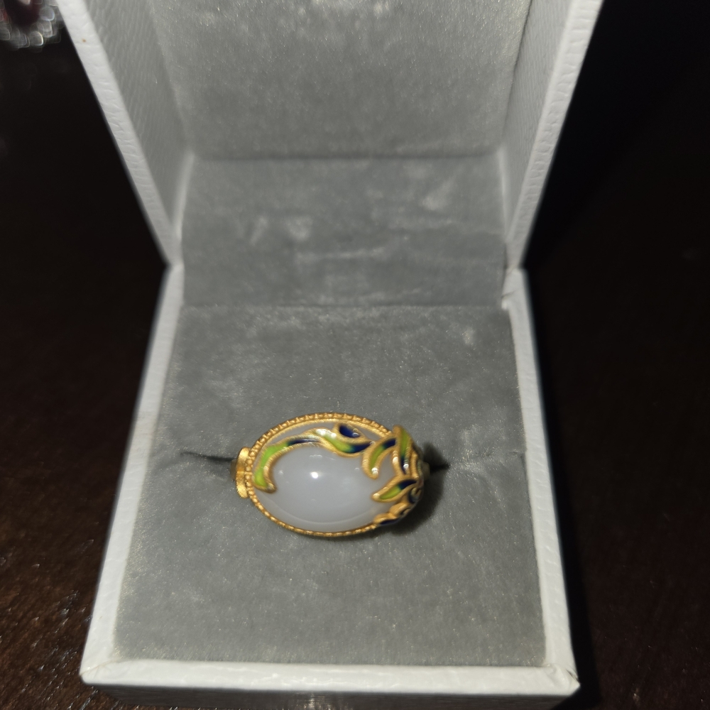Elegant Gold and Gray Women's Ring